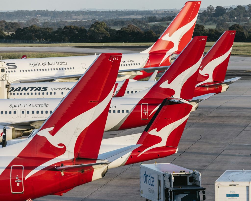 un grupo de aviones posados en una pista